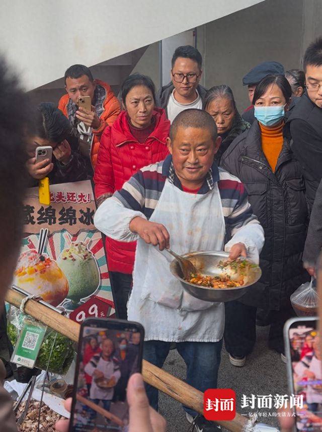 成都温江“鸡肉大赛”爆火10余家凉拌鸡商家抢擂台 周边商户：嘴都吃“烂”了(图1)