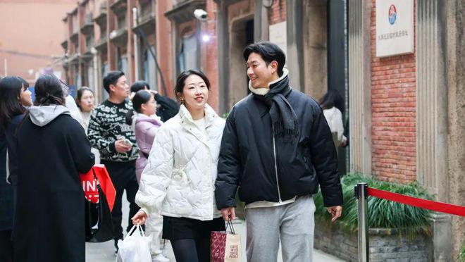 太夸张！上海一餐厅突然爆火：排队起码3-5小时晚上十点后几乎全是韩国人店员直呼很(图2)