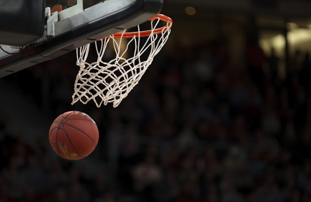 NBA篮球明星在比赛中高高跃起扣篮的动感画面